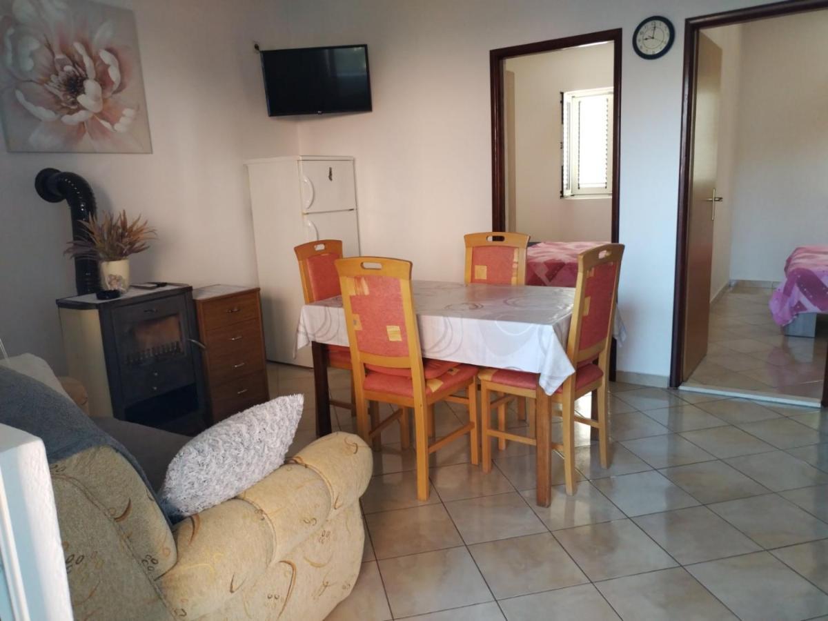 Apartman Kristina Sa Dvije Sobe Biograd Na Moru Dış mekan fotoğraf